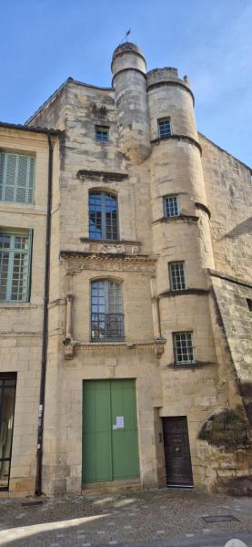 La Tour des Songes Place Dampmartin Uzès